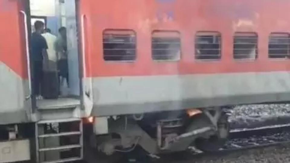 fireingorakhpurboundtrainnearmumbaipassengerssafe