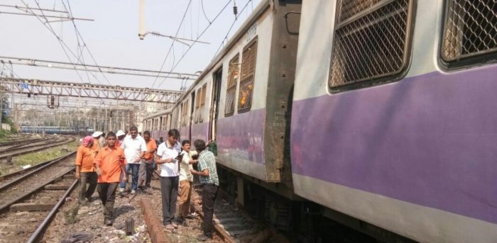 localtraincoachderailsnearmumbai