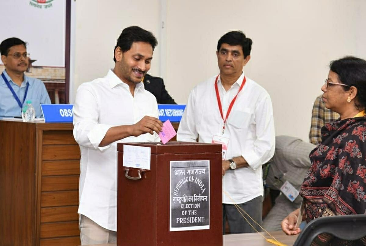 andhrapradeshcmysjaganmohanreddycastsvoteforpresidentialelection