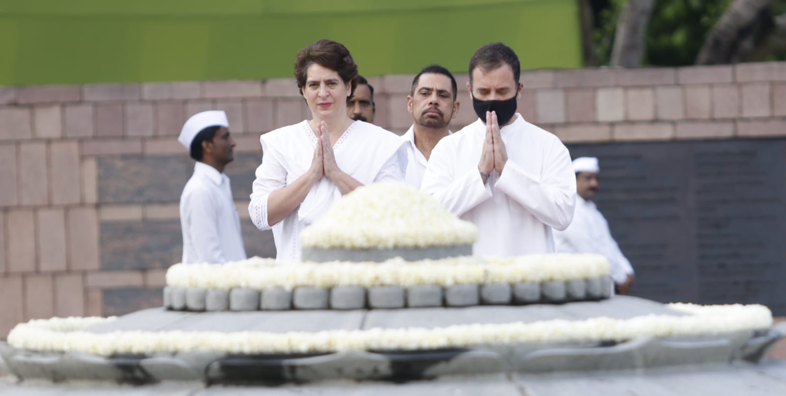 rahulgandhipaystributetoindiragandhiandrajivgandhi