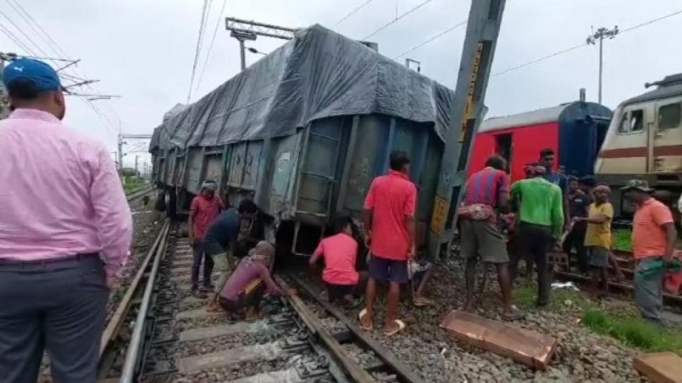 goodstrainderailsatbhubaneswarrailwaystationinodisha
