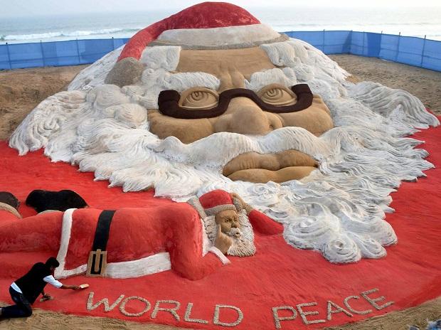 sudarsanpattnaikattemptsworldrecordwithbiggestsantaclausfaceonpuribeach