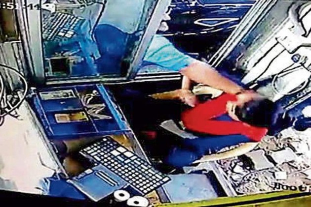 policearrestsgymownerforthrashingwomantollcollectoringurgaon