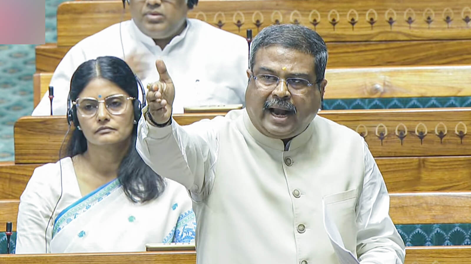nepandlanguagerow:dharmendrapradhanslamsdmksaystheyarenotcommittedtostudentsoftamilnadu