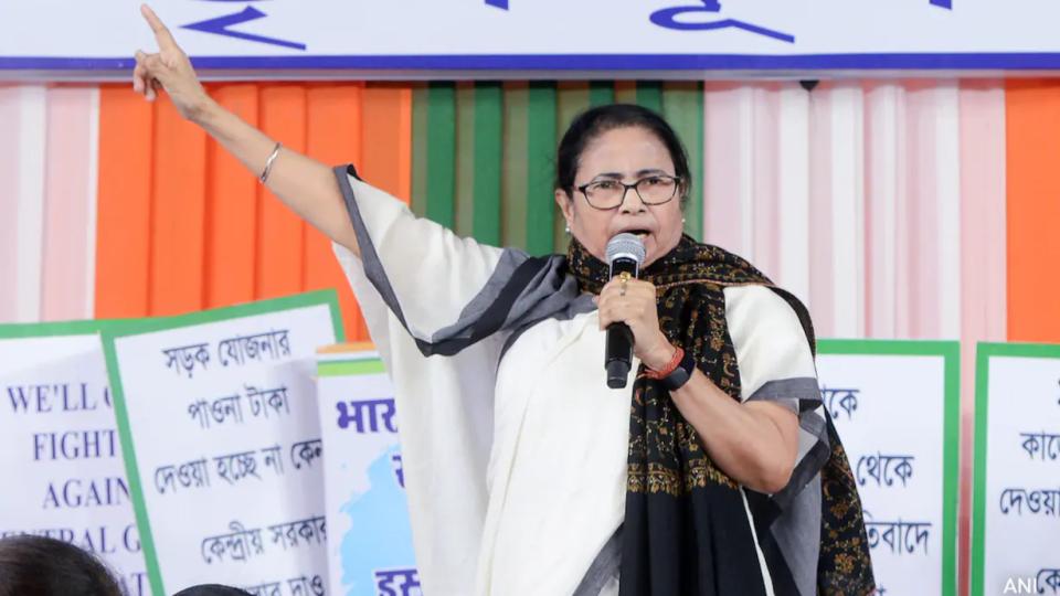 mamatabanerjeetoskiponenationoneelectioncommittee’meetindelhi