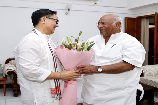 kirenrijijumeetsmallikarjunkhargeaheadofparliamentsessioncommencement