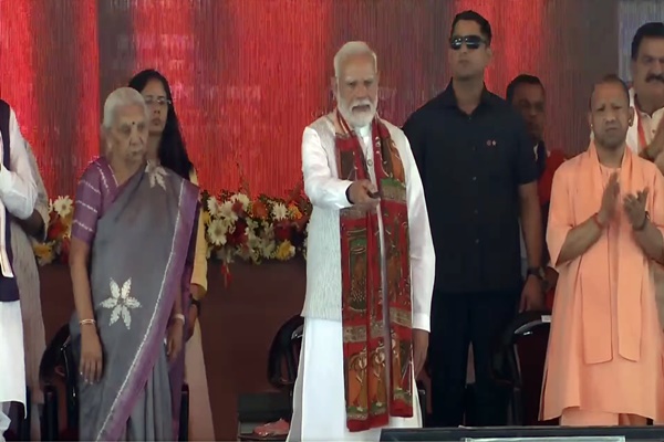 pmnarendramodiinauguratesandlaidthefoundationstoneof44projectsatmehdiganjinvaranasi