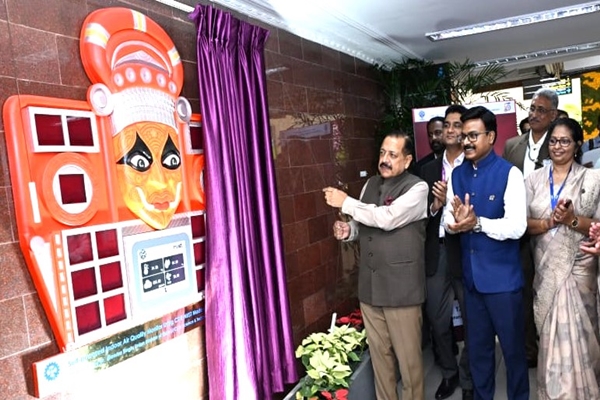 unionministerjitendrasinghunveilsindia’sfirstselfpoweredindoorairqualitymonitor