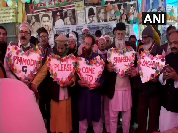 shaheenbaghprotestorsholdheartshapedcutoutsurgepmtovisitthem