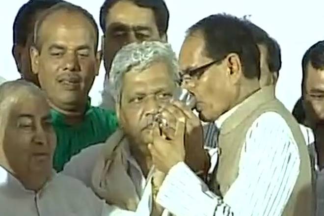 mandsaurfarmersprotest:cmshivrajsinghchouhanendshisfastforpeace