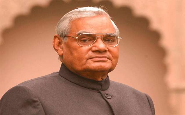 presidentkovindunveilsportraitofvajpayeeatparliament