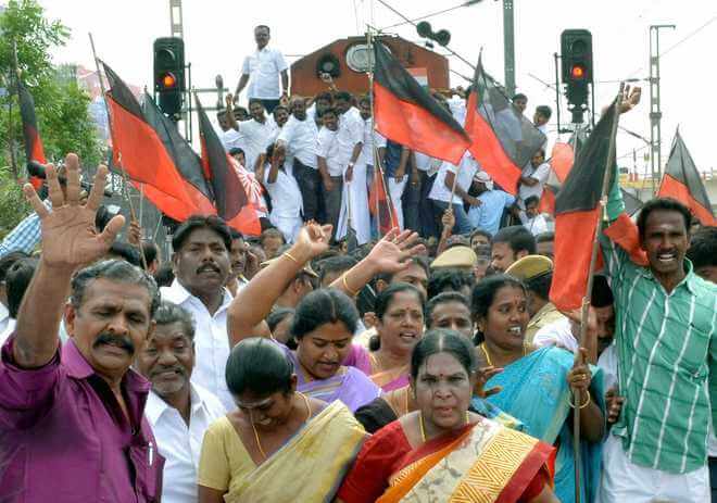 tamilnadufarmersstageprotestbyblockingrailtracksdemandingcauverywaterfromkarnataka