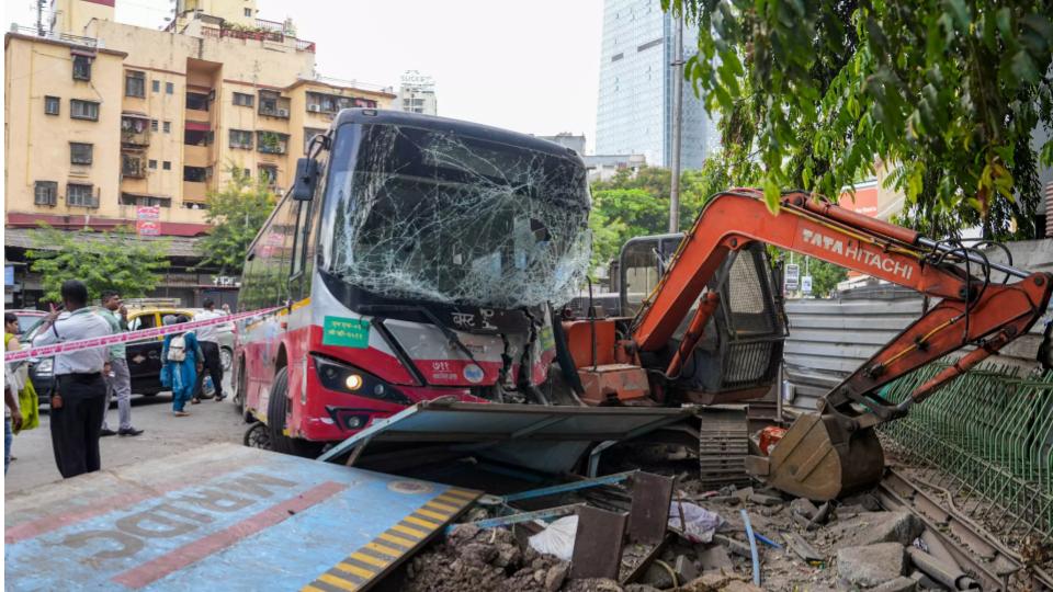 One Killed, Three Injured as BEST Bus Crashes Into Multiple Vehicles in Mumbai
