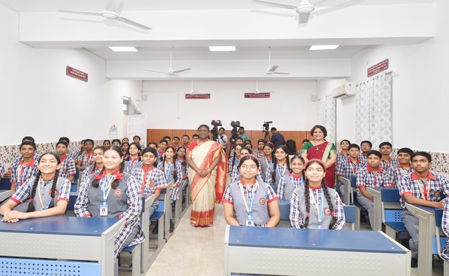 prezmurmuteachesstudentsofclassixofdrrajendraprasadkendriyavidyalayaoncompletionoftwoyearsaspresident