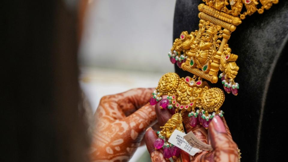 Gold Hits Record Rs 1.38 Lakh per 10 Grams in Futures Market