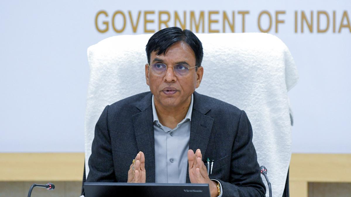 unionministermansukhmandaviyailochiefdiscusslabourwelfare
