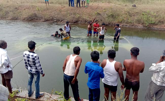 25peopleincluding5childrendeadasbusfallsintocanalinkarnataka