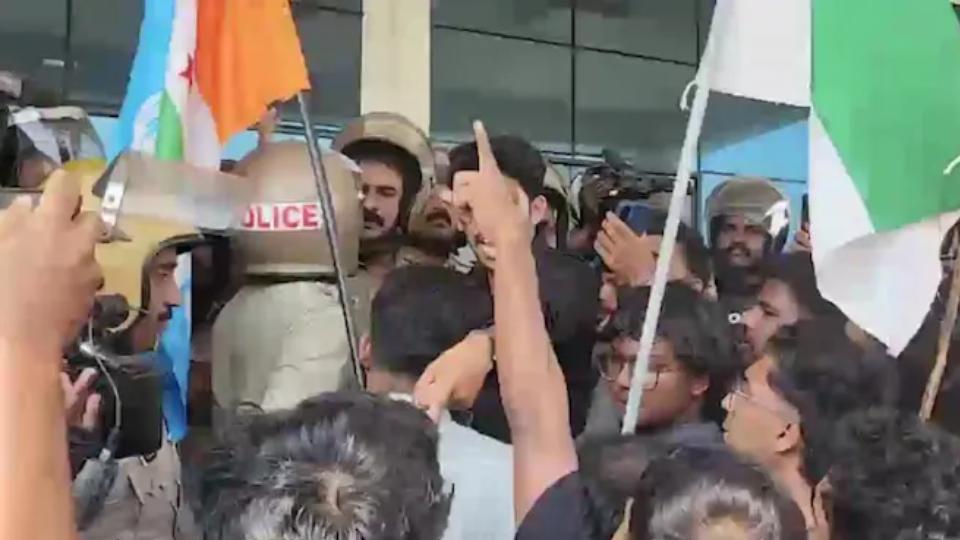 Keralam Students Protest RSS Leader