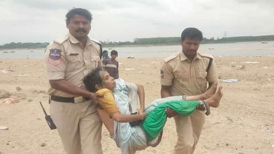 bluecoltsrescueelderlywomanwhoattemptedsuicideingodavari