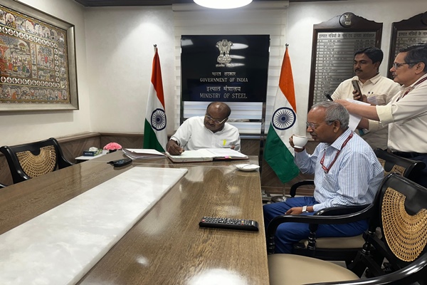 heavyindustriesministerhdkumaraswamyconductsreviewmeetingwiththeseniorofficials