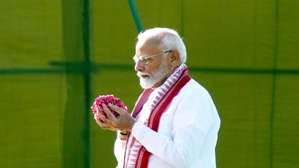 narendramodipaystributeatmahatmagandhimemorial