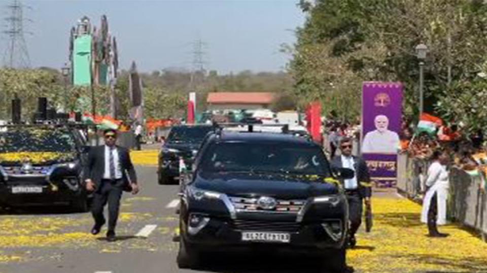 pmnarendramodiholdsmassiveroadshowinsilvassa