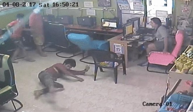 snakesinaninternetcafé?serpentscaresoffcustomersinthaistore