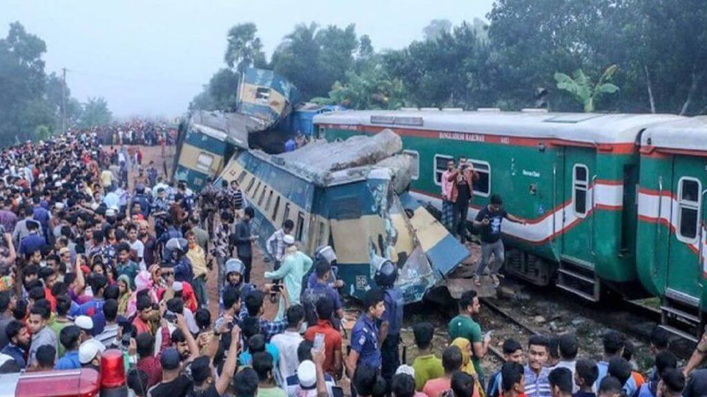 over100injured20killedaftertwotrainscollideoutsidedhaka
