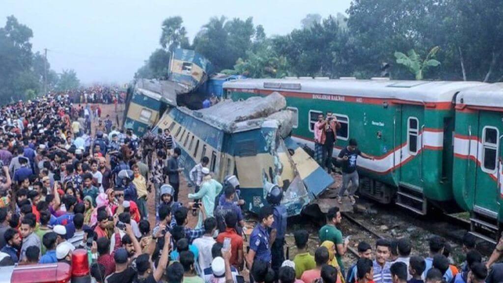 over100injured20killedaftertwotrainscollideoutsidedhaka