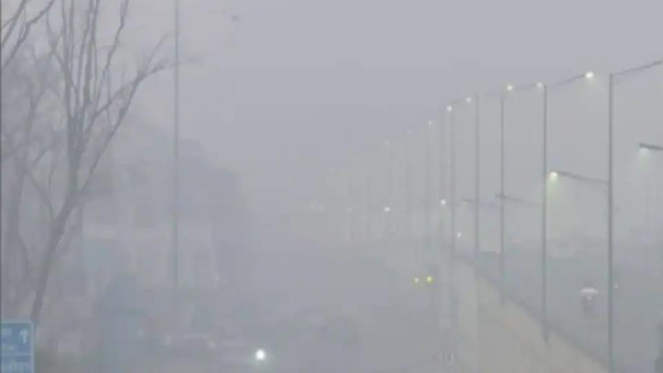 Dense fog blankets Delhi as AQI nears ‘severe’