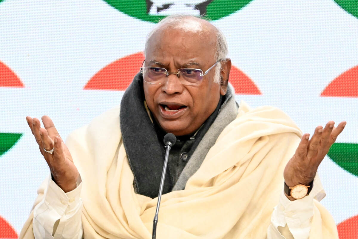 EC should ban PM from giving speeches, warning not enough, says Mallikarjun Kharge