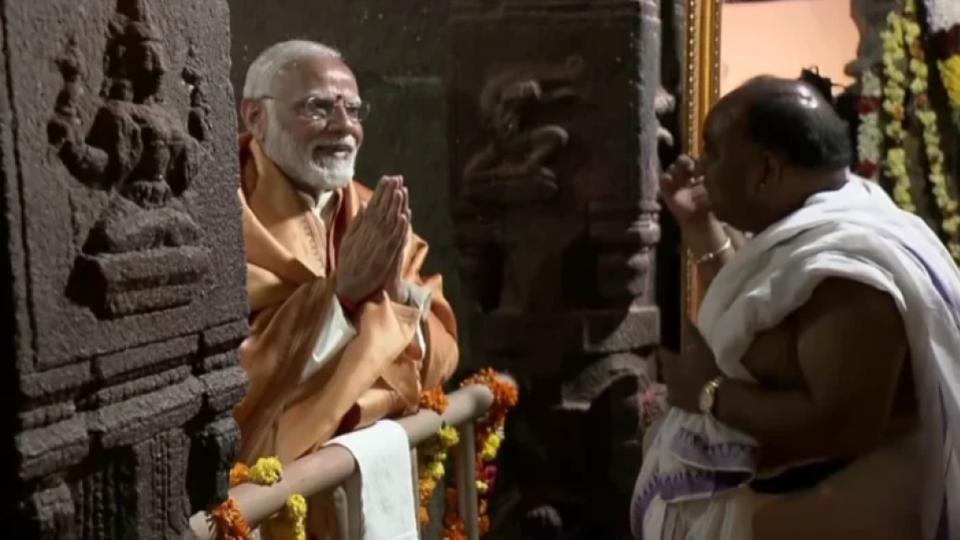 pmnarendramodioffersprayersatandhrapradesh’slepakshitemple