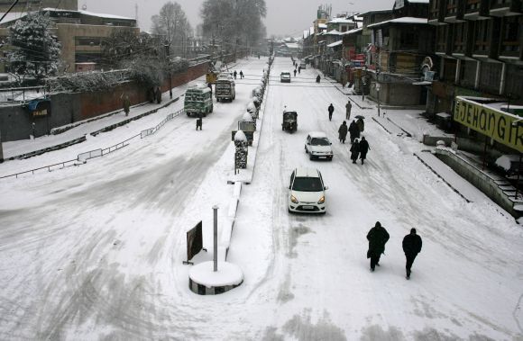 snowfalldisruptsnormallifeinkashmir