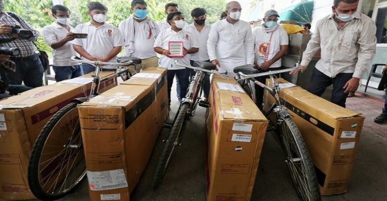youthcongresssendsbicyclestomodishahoverfuelpricerise