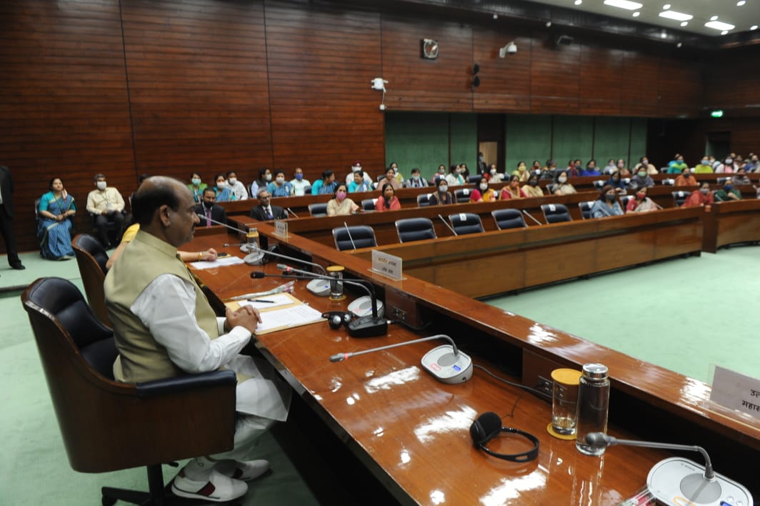 loksabhaspeakerombirlainteractswithwomenmpswomenjournalists
