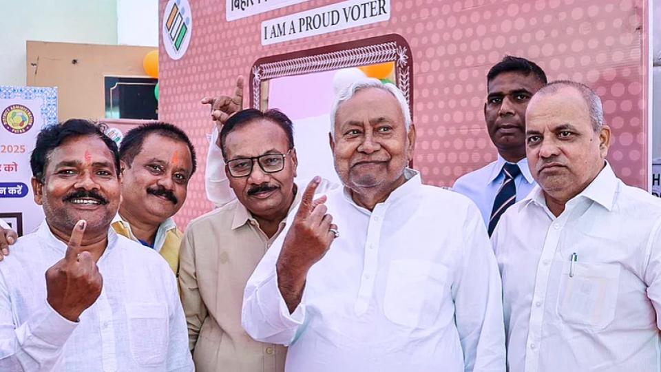Nitish Kumar casts his vote in Bakhtiyarpur 