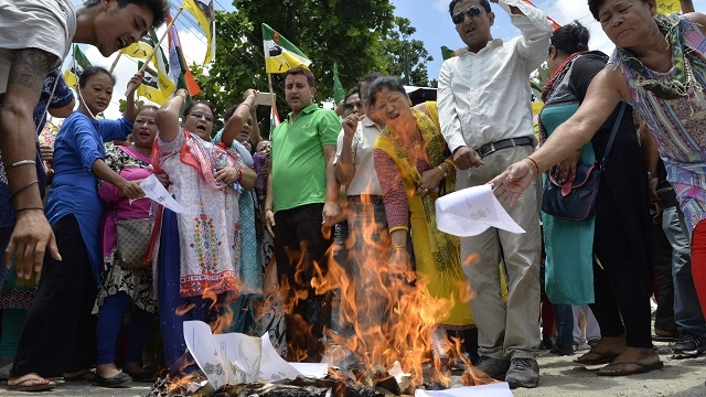 gorkhalandprotest:gjmsupportersburngtaaccordcopiesindarjeeling