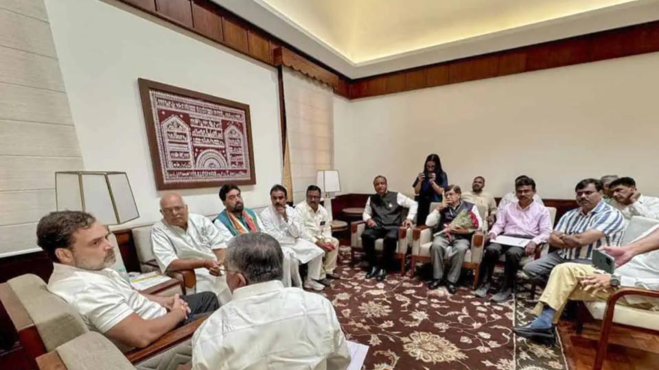 leaderofoppositionrahulgandhimeetslicagents