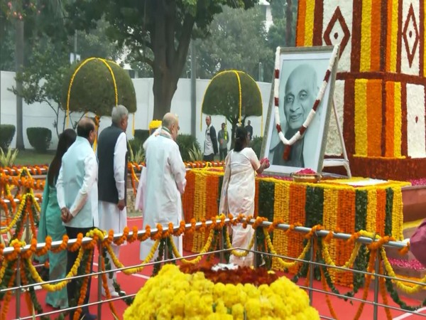presidentdroupadimurmupaysfloraltributestosardarvallabhbhaipatelatstatueinpatelchowknewdelhi