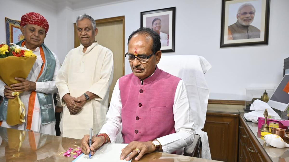 unionministershivrajsinghchouhanassumeschargeasministerofruraldevelopment