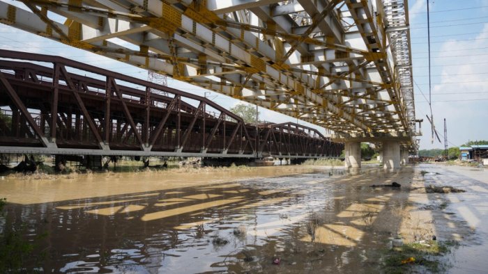 yamunaswellsfurtheroldrailwaybridgeshutfortraintrafficindelhi