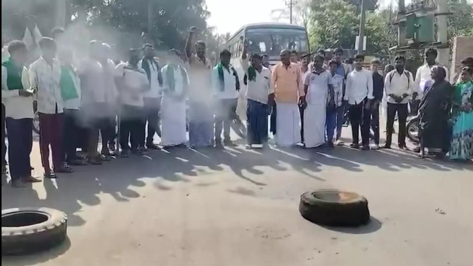 sugarcane-farmers-stage-road-block-protests-across-karnataka