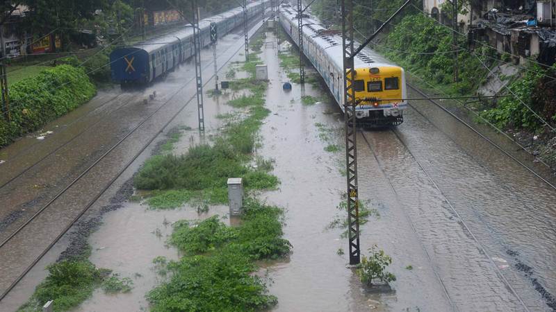 heavyrainslashmumbai;suburbanservicesdelayed