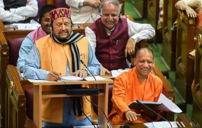 uplegislativeassembly:yogigovernmentpresentsfirstpaperlessbudgetofrs550lakhcrore