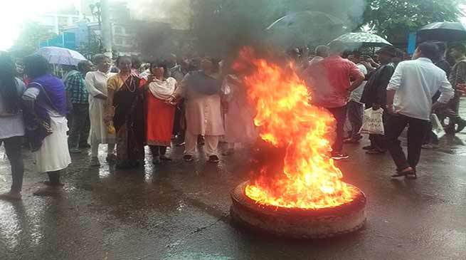 assambandh:protestorssquatontracksburntyres