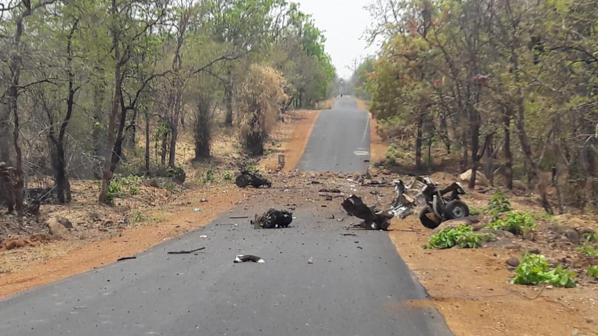 policeavertmajoriedattackbynaxalitesinmaharashtra