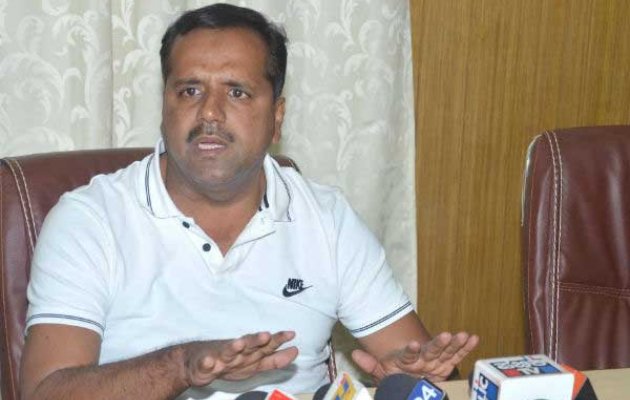 willonlyobeysiddaramaiah:ktakaministerdefiespmsredbeaconorder