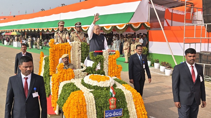 andhrapradeshgovernorunfurlsnationalflagontheoccasionof74threpublicdaycelebrationsatvijayawada