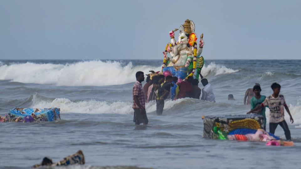 Over 2,000 Vinayagar Idols Immersed in Chennai Sea