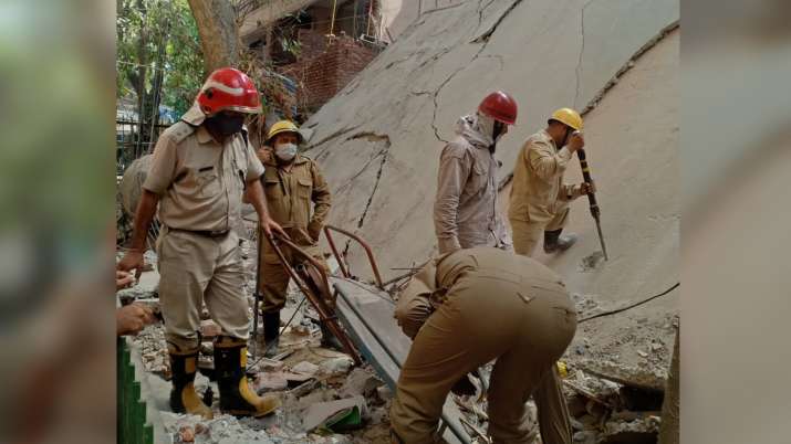 underconstructionbuildingcollapsedatsatyaniketanareaindelhi